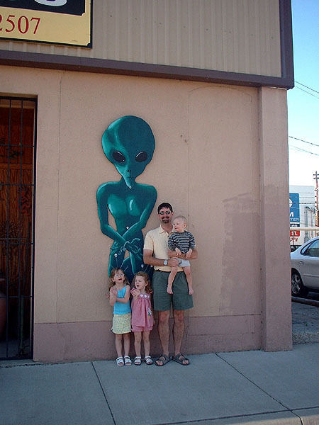 Aliens in Roswell.jpg 66.2K